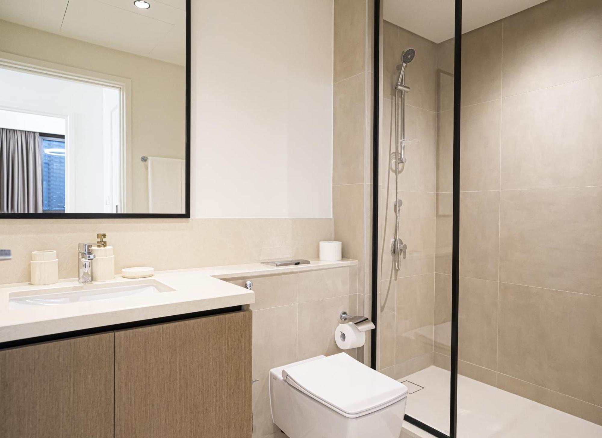 Floor One Bedroom With Downtown Views 170bc-1 *