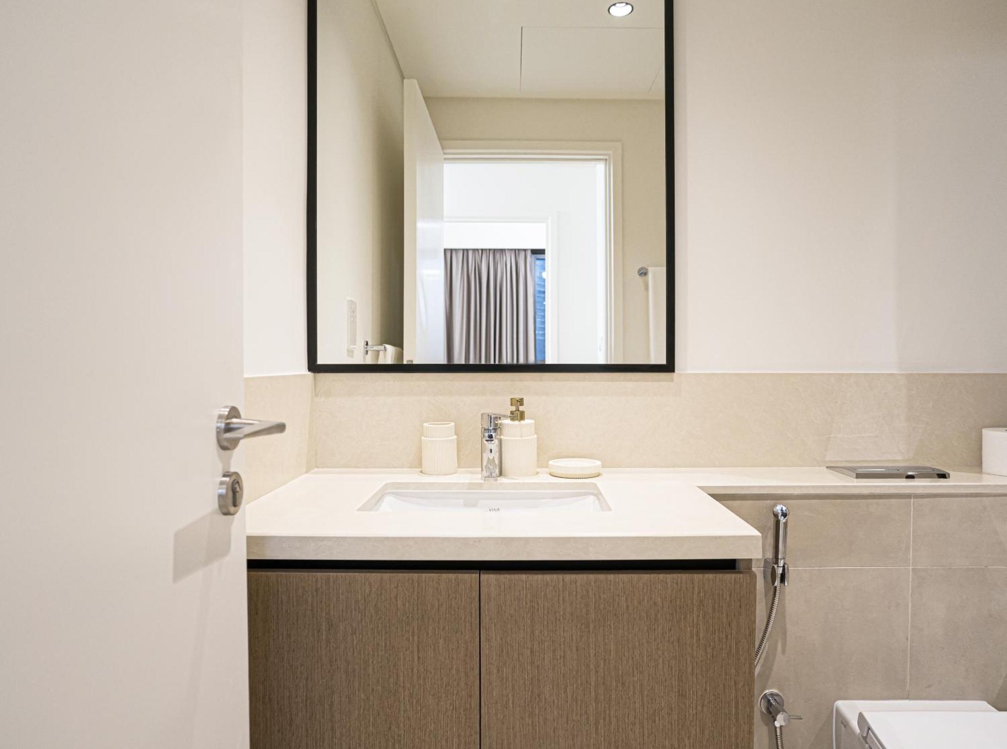 Floor One Bedroom With Downtown Views 170bc-1 *